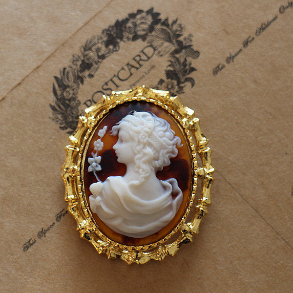 Vintage cameo pendant necklace