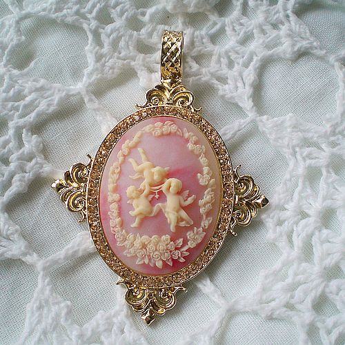 Vintage cameo pendant necklace