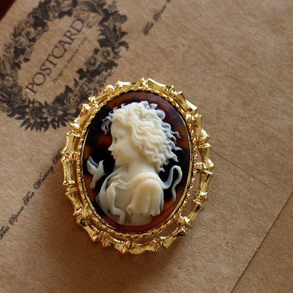 Vintage cameo pendant necklace