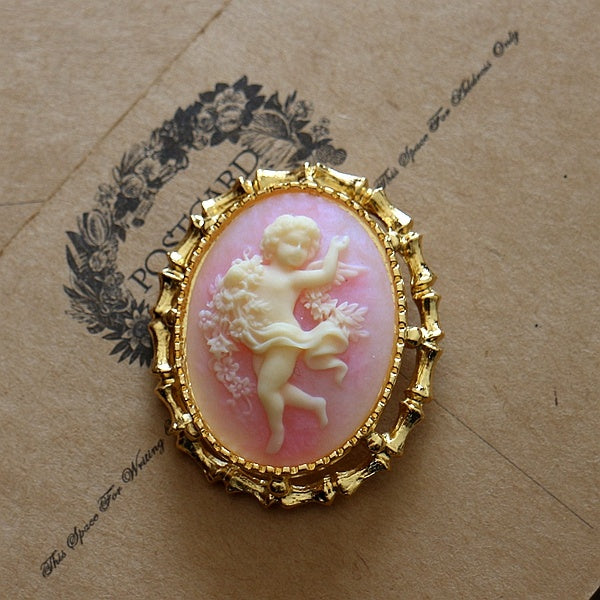 Vintage cameo pendant necklace