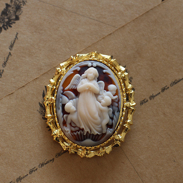 Vintage cameo pendant necklace