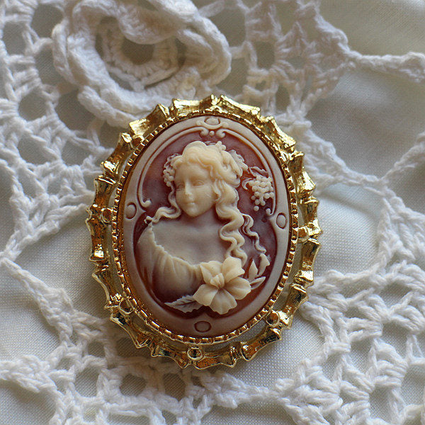 Vintage cameo pendant necklace